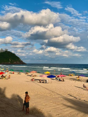 Lindo apto com piscina a 150m da praia do Tombo